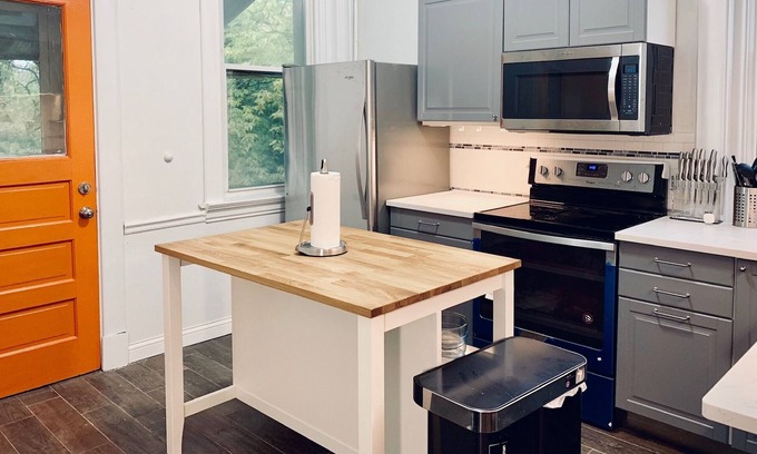 CUF House | Upscale 3 BR near UC, DAAP, CCM, Hospital and Zoo w/Parking and Laundry, 1FL