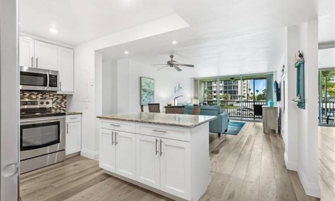 Vanderbilt Beach Condo | Upscale condo steps from gorgeous Vanderbilt beach