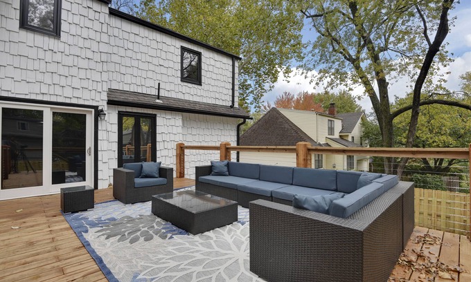 Overland Park House | ★Upscale Home★Best Deck/Patio in KC★DreamLux Beds★Gated Driveway★