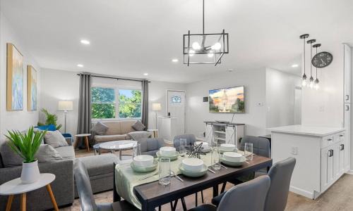 Jefferson Manor Apartment | Upscale Old Town Views 3BD Lux