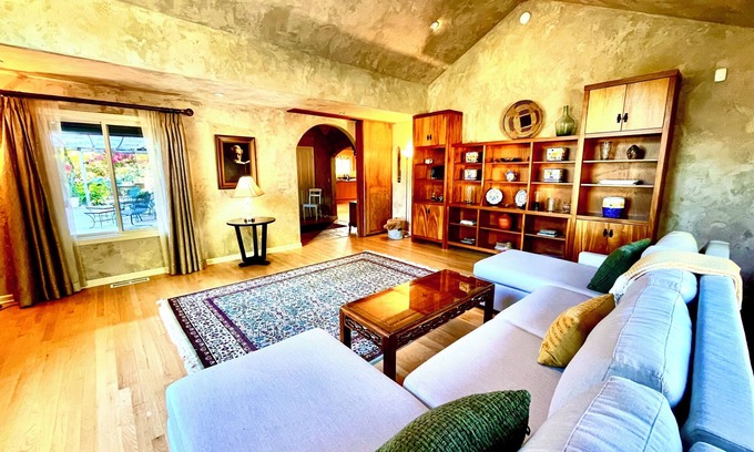 Petaluma Villa | Upscale Rustic Tuscan Villa with Pool in Wine Country