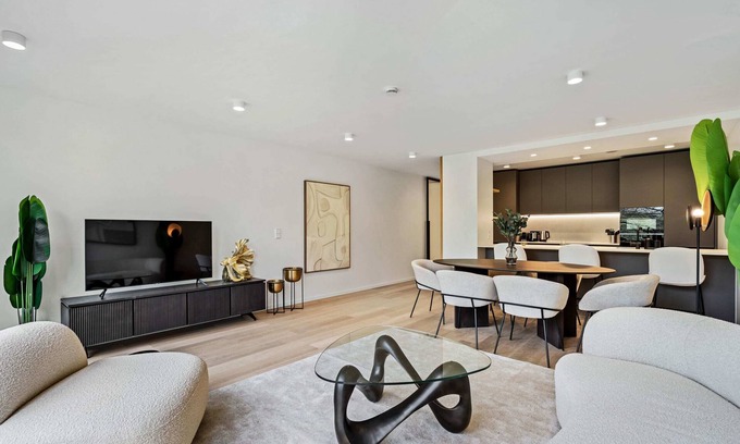 Ville Haute Apartment | Upscale Urban Apartment Style & Comfort for Six