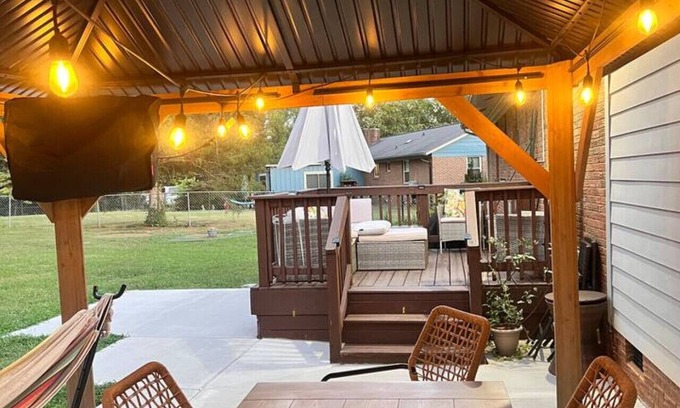 Sunset Road House | Uptown 6 Mins | Acre + Game Deck