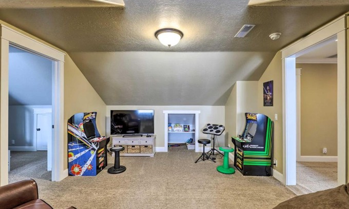 Midway House | Utah Abode - Deck, Arcade Games and Near Skiing