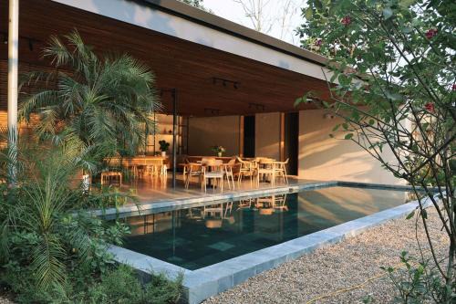 Huong Thuy House | Vả Riverside Retreat