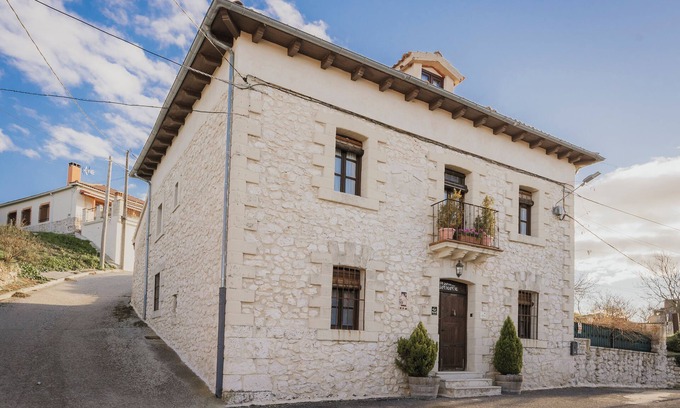 Calabazas de Fuentiduena House | Vacation Home "La Morada Del Cura" with Private Garden, Balcony & Wi-Fi