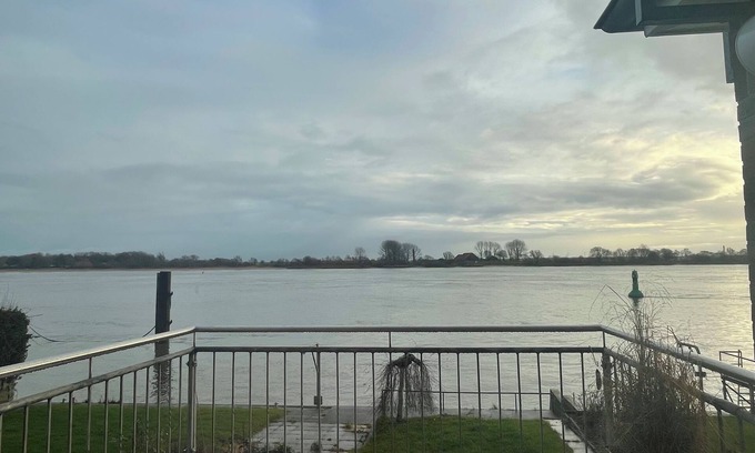 Brake Apartment | Vacation apartment Sonnenschein - More Weser is not possible -