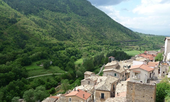 Pettorano sul Gizio House | Vacation Home "Stephanie's Home" with Mountain View, Private Terrace & Wi-Fi