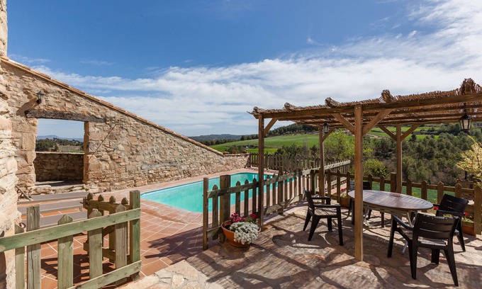 Sant Marti de Tous House | Vacation Home "El Mas" with Mountain View, Shared Pool & Wi-Fi