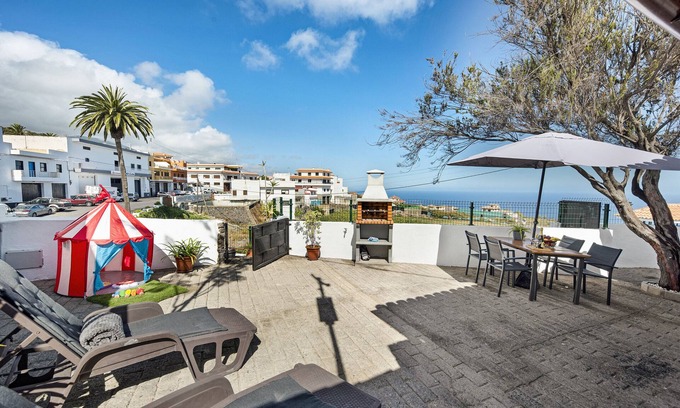 Santa Barbara House | Vacation Home 'Casa Evarista' with Sea View, Private Terrace and Wi-Fi