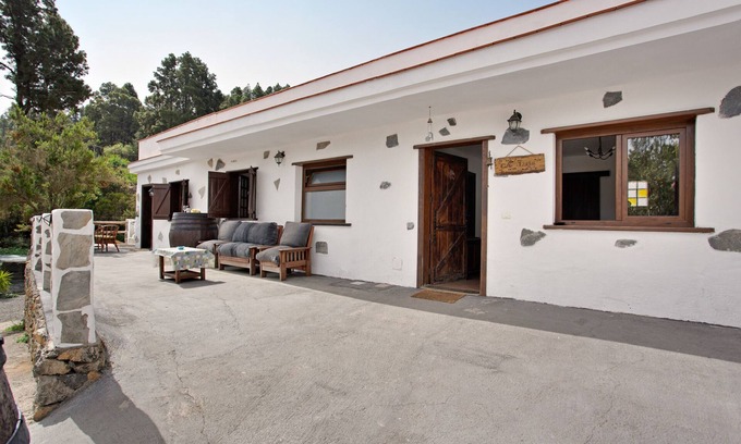 Icod de los Vinos House | Vacation Home 'Ca Luis' with Mountain View, Shared Terrace and Wi-Fi