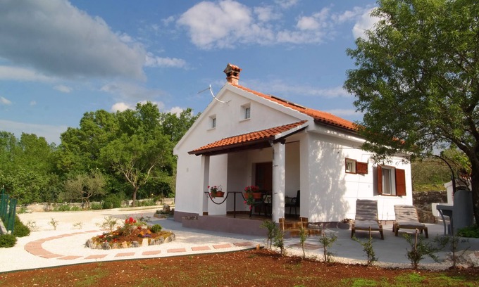 Mrgani House | Vacation home near Rovinj quiet location with large garden, terrace, WLAN