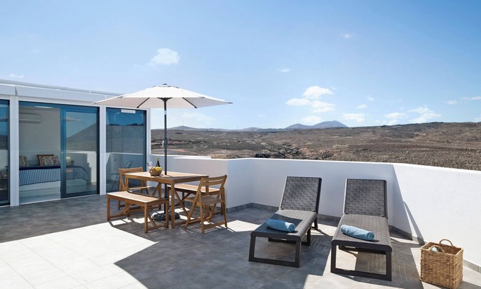 La Santa House | Vacation Home 'Titán' with Sea View, Wi-Fi and Air Conditioning