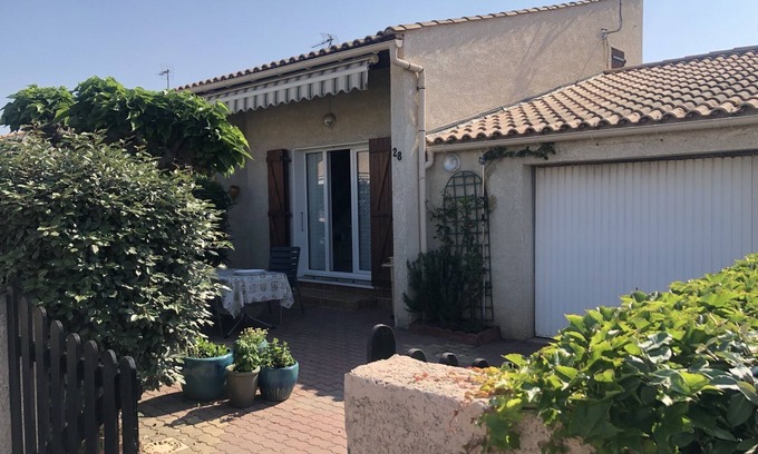 Vias House | Vacation home with garage and small garden 500m from the beach