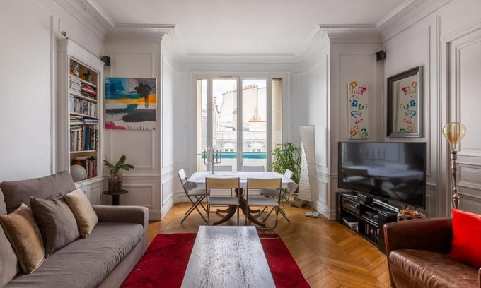 Auteuil Apartment | Veeve - Balcony Bliss