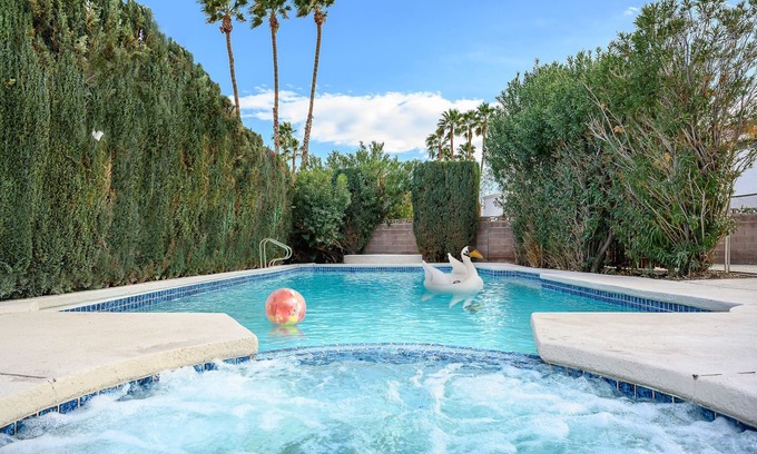 Paradise House | Vegas Retreat with heated pool/spa minutes from Harry Reid airport & the Strip!