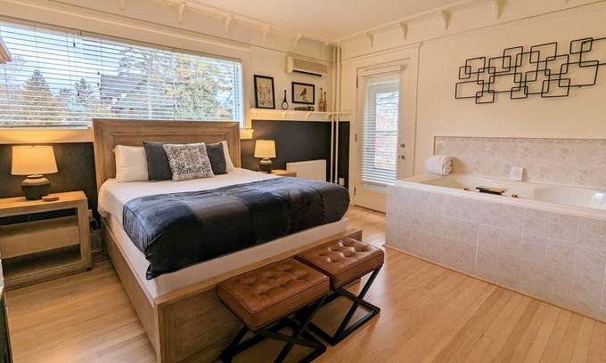 Duluth House | Veranda Suite w/Jacuzzi & Sauna