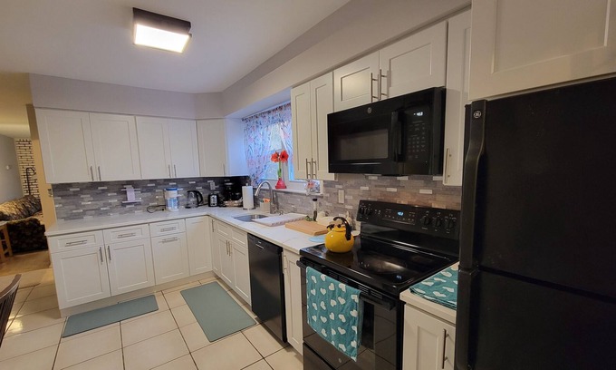 Melville House | Very cozy, Newly updated house