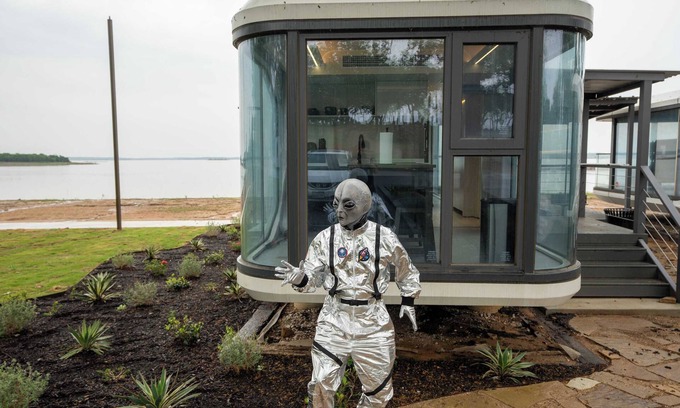 Bridgeport House | Vessel 9 - Nature Meets Comfort in a Stylish Vessel | BBQ Lakefront AC