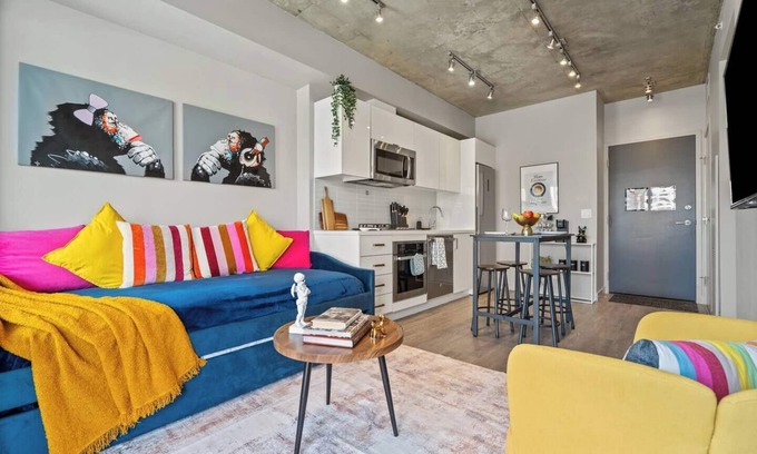 Connaught Apartment | Vibrant PopArt downtown suite – comfy & stylish!