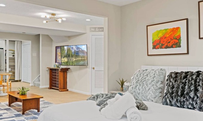 Ashburn Apartment | Vibrant+Private Apartment Suite, Heart of Leesburg