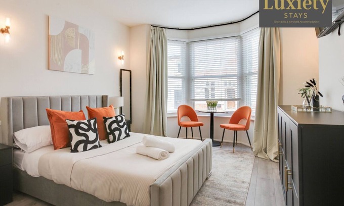 Southend-on-Sea Apartment | Vibrant & Stylish Studio City Centre Nr High Street by Luxiety Stays