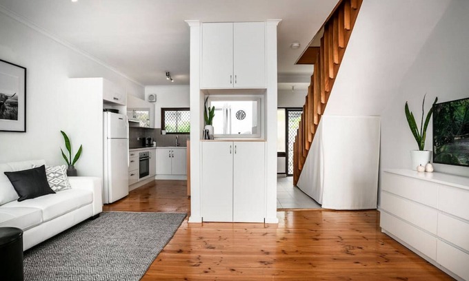 Seaton House | View One Three Seaton Townhouse SA