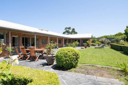 Shoreham House | Viewbank Homestead - A Sprawling Garden Estate