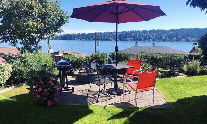 Lake Forest Park House | Views of Lake Washington and Mt. Rainier- North Seattle Area. Superb Location!
