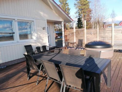 Nivala House | Viihtyisä saunamökki päärakennuksen takana, oma rauha