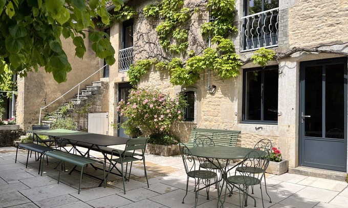 Champlitte House | Villa 1828, sleeps 25, pétanque, swimming pool, billiards, table soccer