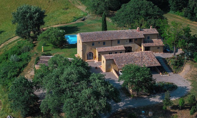 Buonconvento Villa | Villa Aiale – Tuscany Villa with Pool for 12-14 Guests, Comfort & Privacy
