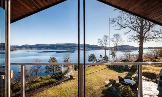 Ytrebygda Villa | Villa Arboretet - Seaside villa with private pool & infrared sauna in the heart of Arboretet, Bergen