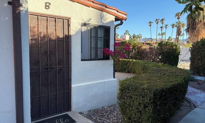 Historic Tennis Club Villa | Villa B - a cozy studio with kitchen a minute away from downtown Palm Springs!
