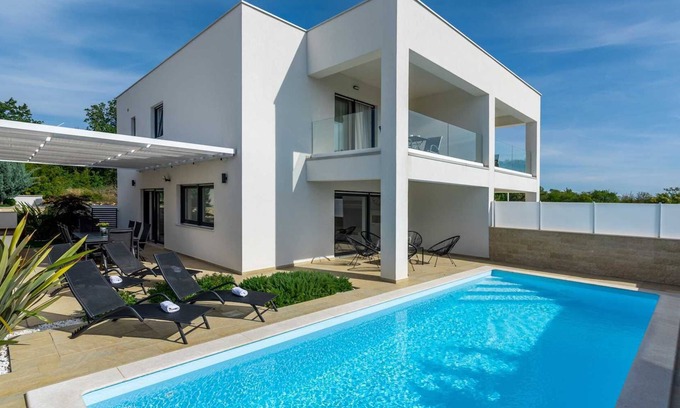 Milohnici Villa | Villa Bella Vista A - contemporary villa with a private pool near a beach