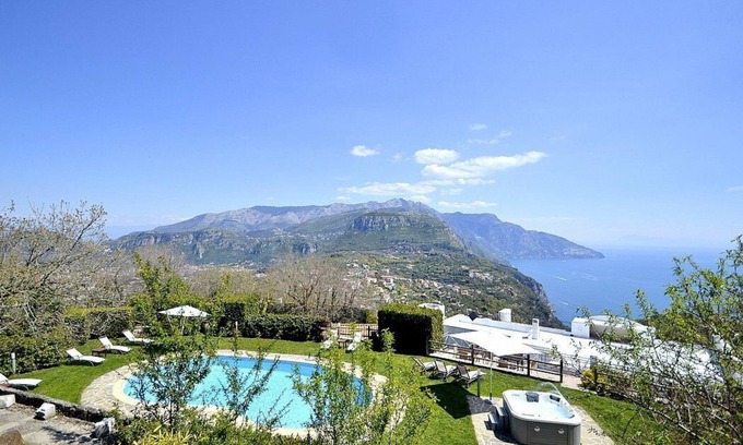 Colli di Fontanelle Villa | Villa Berenice Grande: A charming three-story villa with a view of the seascape and both the Sorrento and Amalfi Coasts, with Free WI-FI.