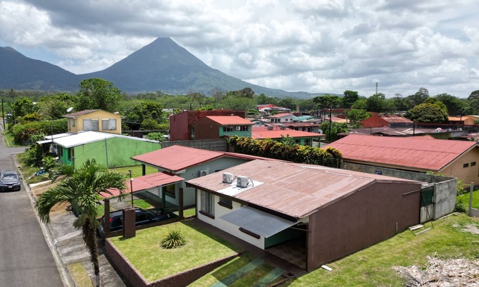 Barrio Pilo House | Villa Chelis - Downtown La Fortuna