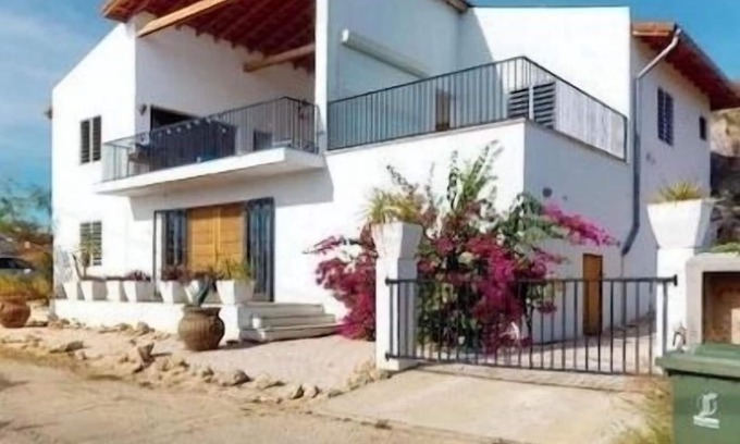 Soto Villa | Villa Coral Cliff 🇨🇼 5-bedroom beach house with Pool, AC, WiFi, Sleeps 10