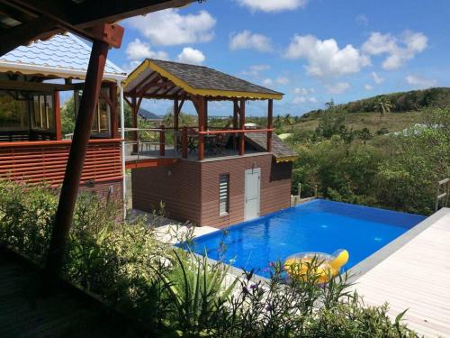 Le Moule Villa | Villa créole en bois - Charme & Confort