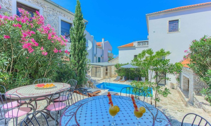 Tkon Villa | Villa Cubismo - with a pool for 18 guests, close to restaurants and cafes