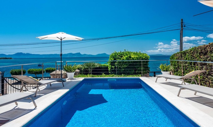 Alcanada Ski Chalet | Villa FARO for 8 in front of the sea in Alcanada with swimming pool