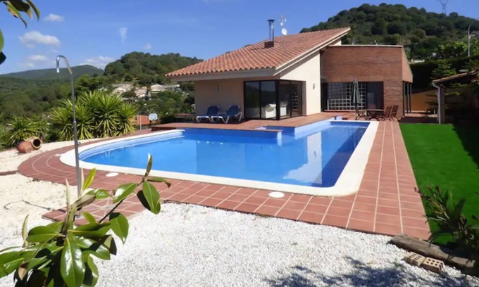 Caldes de Montbui Villa | Villa 'Font Dels Enamorats' with Mountain View, Wi-Fi and Air Conditioning