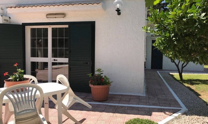 Pisticci Villa | VILLA IL CARRUBO-unit2 € 500 per week with 3 bedrooms for 10 persons