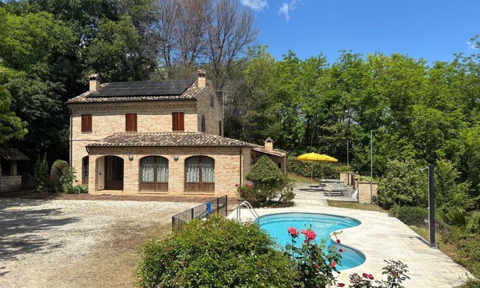 Montegiorgio Villa | Villa in a historic farmhouse with stunning views from the pool