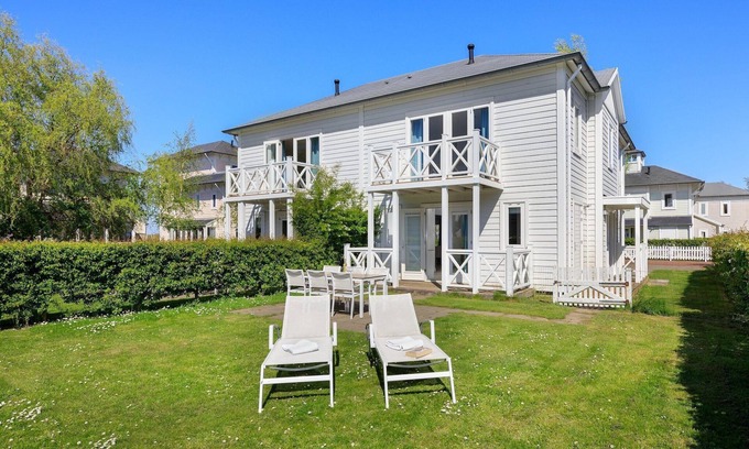 Municipality of Hellevoetsluis House | Villa in Hellevoetsluis near North Sea Beach