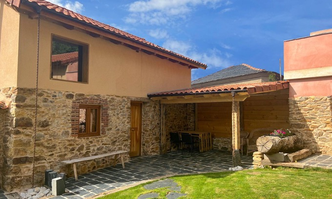La Utrera Cottage | Villa la Roza I. With fireplace, next to the river and in the Omaña valley
