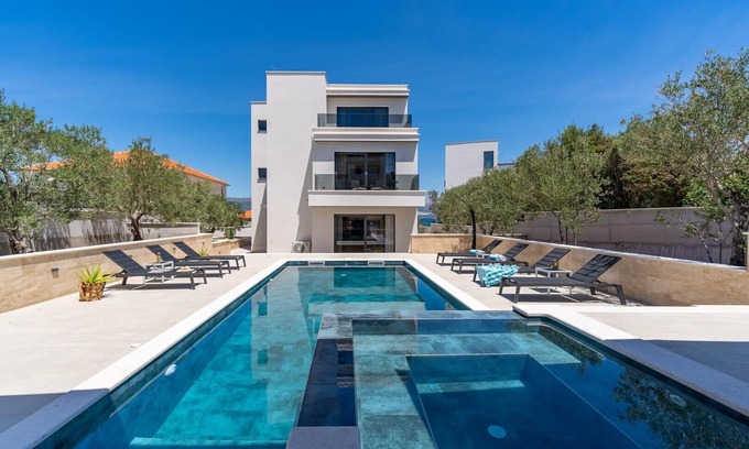 Slatine Villa | Villa Lady Maris with heated pool,70m from beach