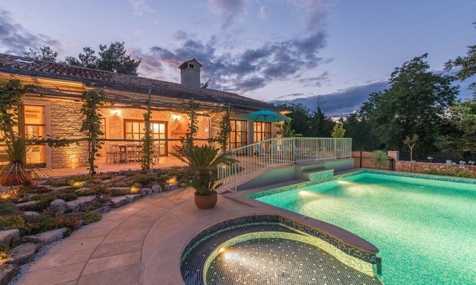 Heki Villa | Villa Lipica with Private Pool and Jacuzzi