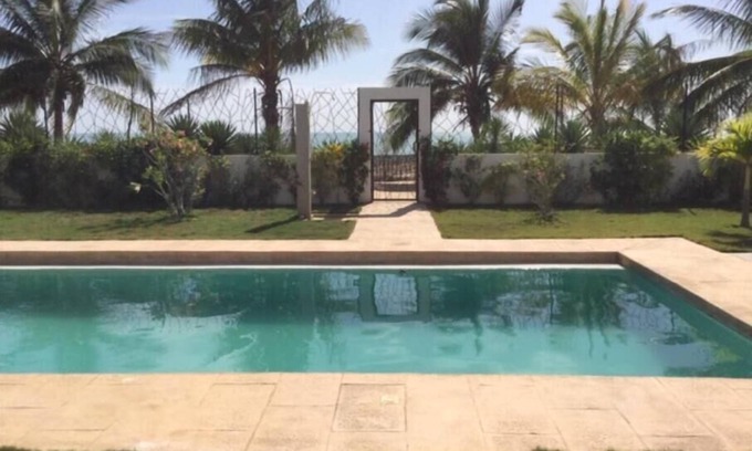 Saly House | Villa Luxueuse les Pieds Dans l eau