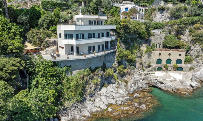 Vietri sul Mare Villa | Villa 'Luxury A Strapiombo Sul Mare' with Sea View, Wi-Fi and Air Conditioning